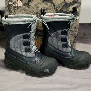 The North Face Boys Snow Shoes. Size 1